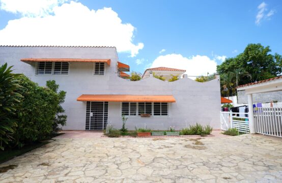 CASA INDEPENDIENTE DE 4 HABITACIONES  3.5 BAÑOS  EN BOCA CHICA