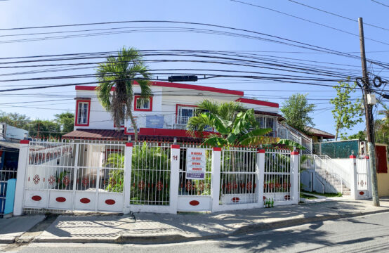 CASA SEMI-AMUEBLADA INDEPENDIENTE EN EL CENTRO DE BOCA CHICA